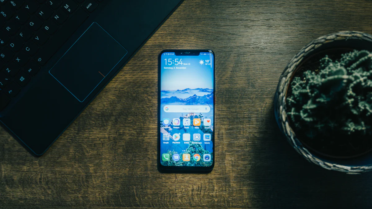 Dizüstü bilgisayarın yanında ekranı açık akıllı telefon: online terapi uygulamalarını denemek