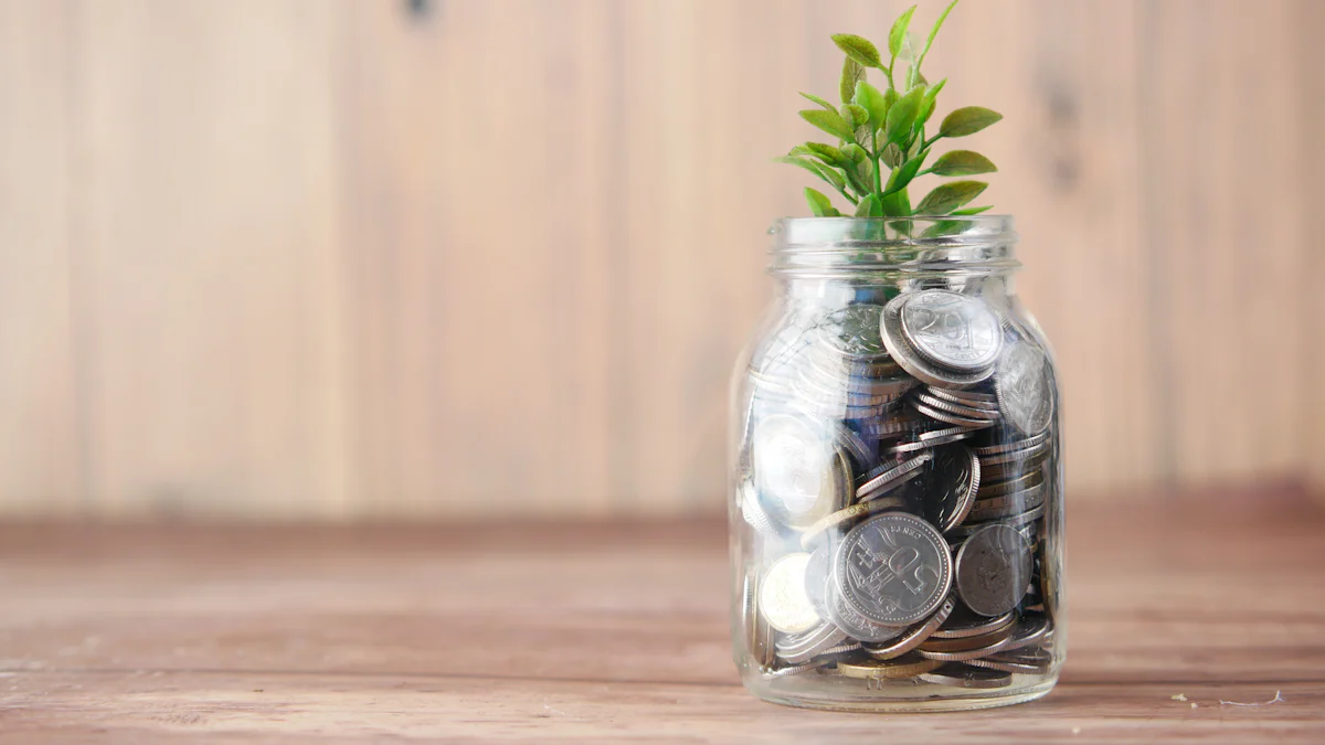 İçi bozuk para dolu cam kavanoz ve bitki: online terapi için bütçe ayırmak